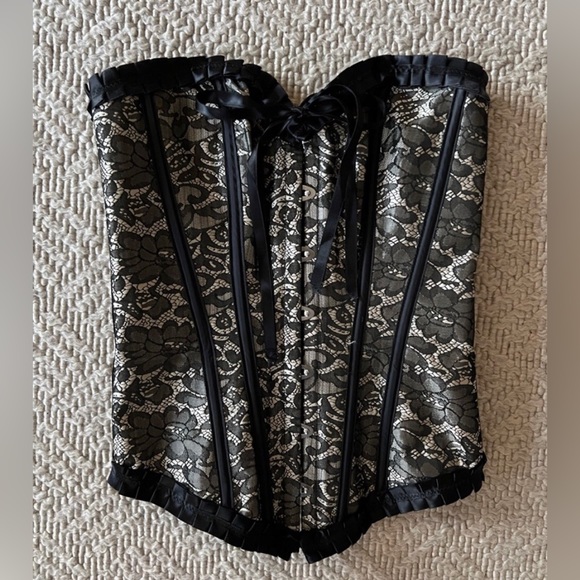 Lace up Corset - Lace Print Black on Gold - Picture 2 of 12